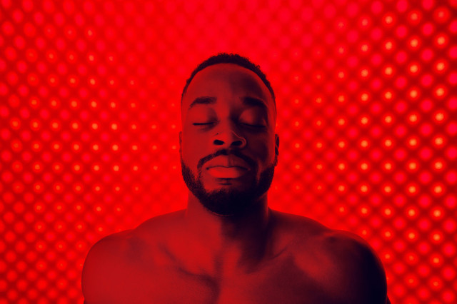 man using red light therapy at third space canary wharf