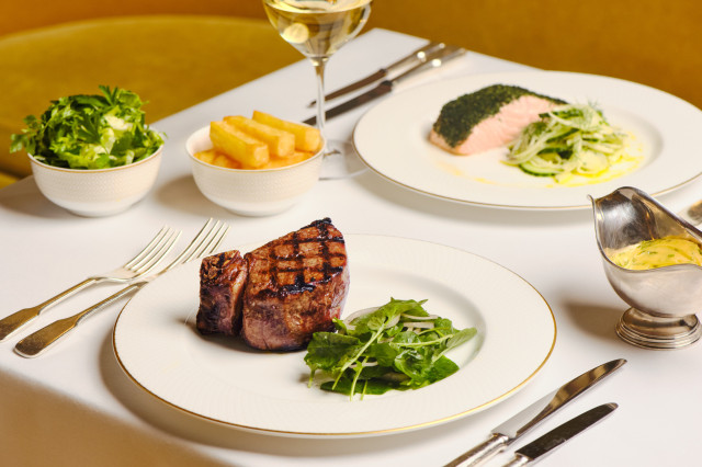 fillet steak with salad 