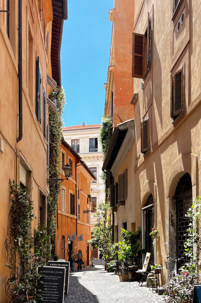 narrow street in rome