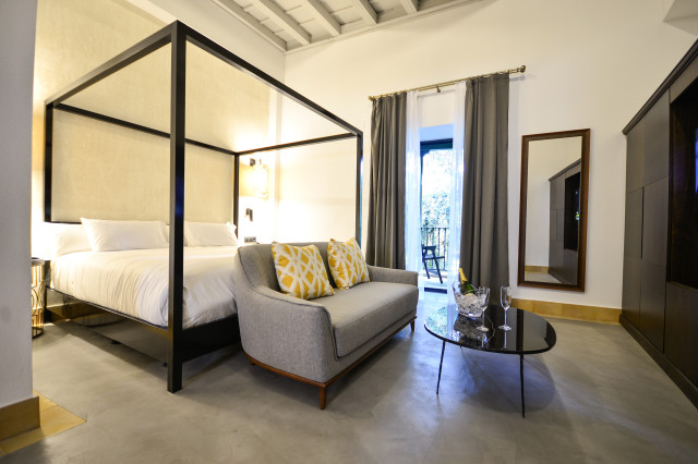 four-poster bed in hotel bedroom