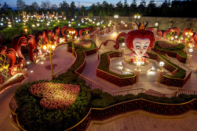 alice in wonderland attraction at disneyland shanghai