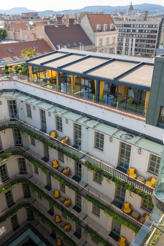 aria hotel courtyard aerial view 