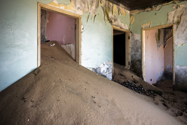 empty house filled with sand