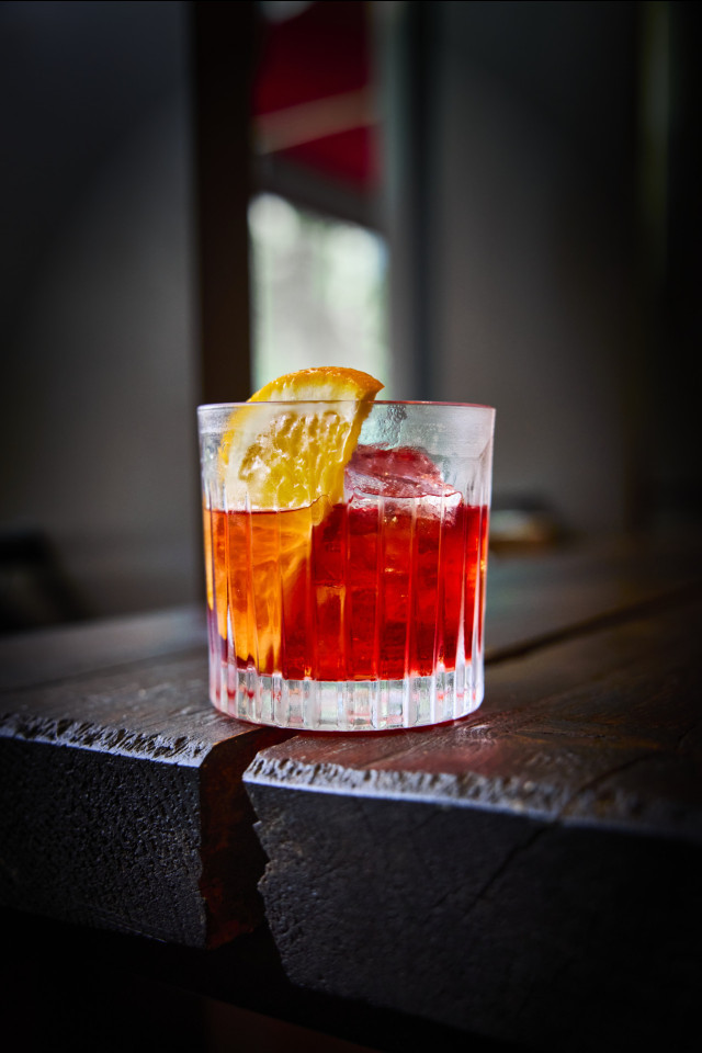 negroni cocktail with orange slice