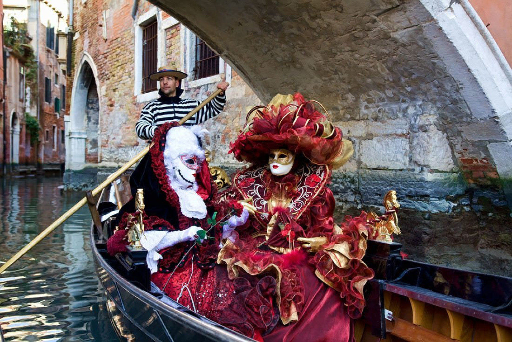 A couple in traditional costumes and masks for the Venice Festival