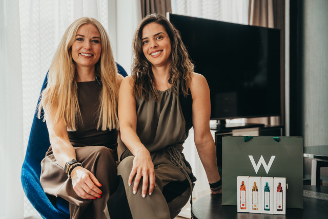 two female founders posing in hotel room 