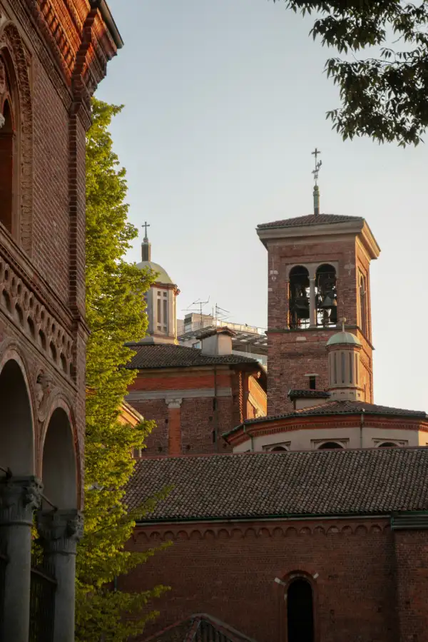 Arquitetura histórica de Milão, com cúpulas e torre