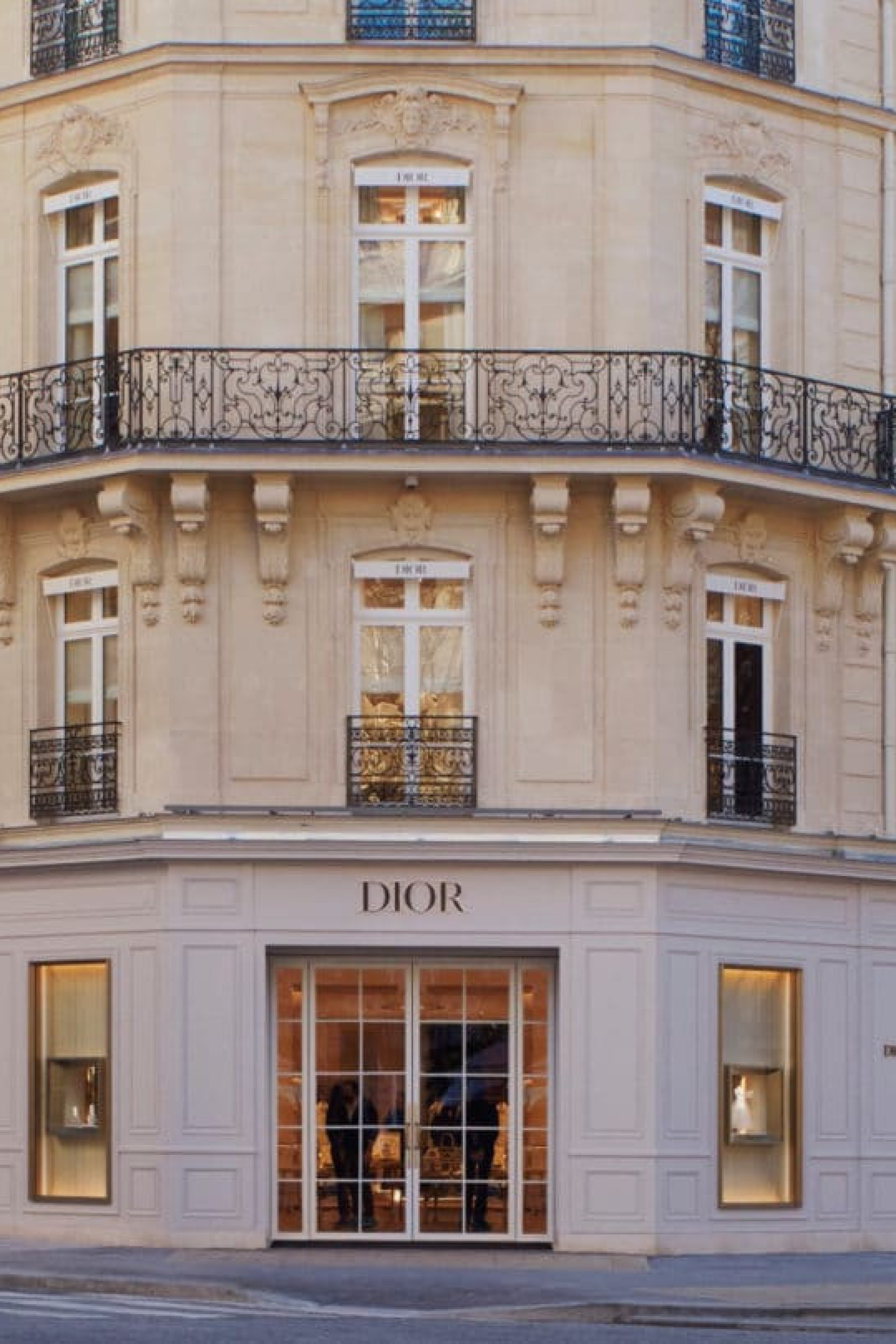exterior-30-avenue-montaigne-la-suite-dior-1440x810.jpg