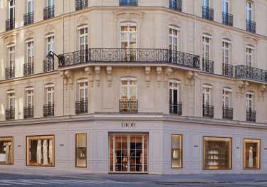 Exterior 30 avenue montaigne la suite dior 1440x810.