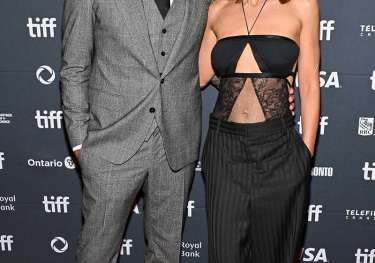 John krasinski emily blunt 3 090825 7c22c53d2cee4e21b1000dbad1b201fc.