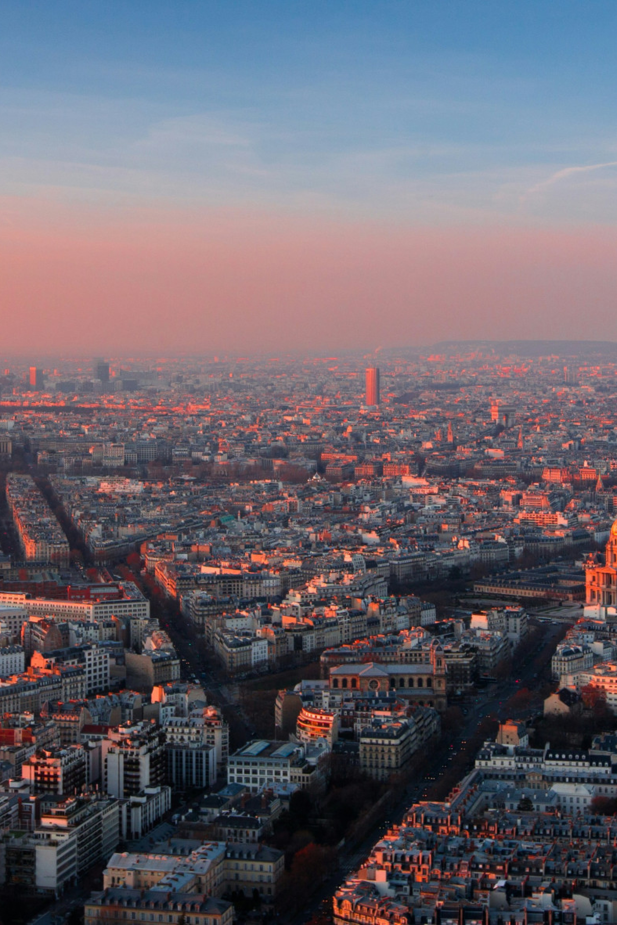 Paris skyline at sunset with a pink and blue sky