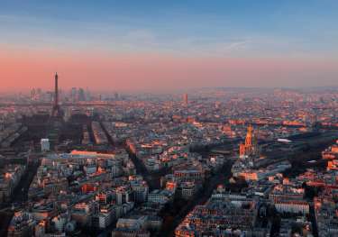 Paris skyline at sunset with a pink and blue sky.