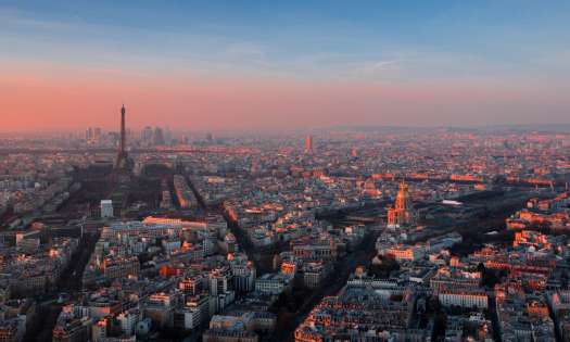 Paris skyline at sunset with a pink and blue sky.