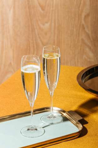 Tray with two glasses of fizz .