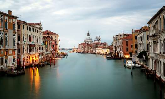 Photo of venice from bridge .
