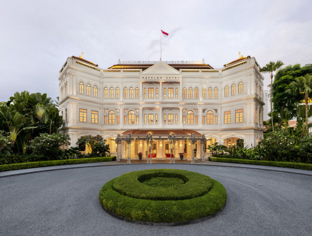 exterior facade of hotel with driveway