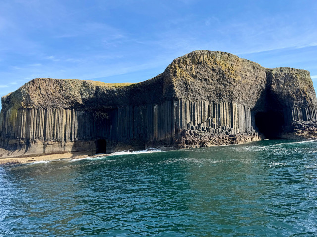 fingal's cave in the hebrides
