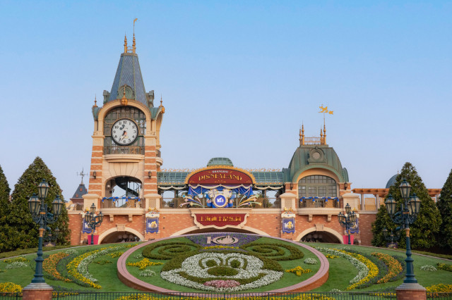 mickey mouse attraction at disneyland shanghai
