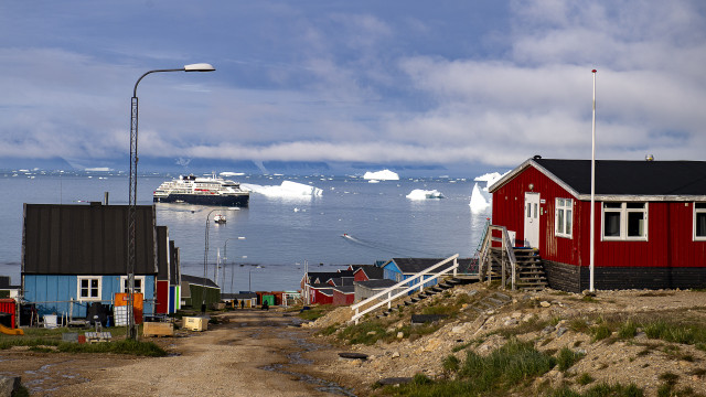 qaanaaq town in greenland with coloured houses