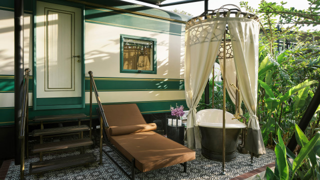 outside of train carriage room with outdoor bath tub