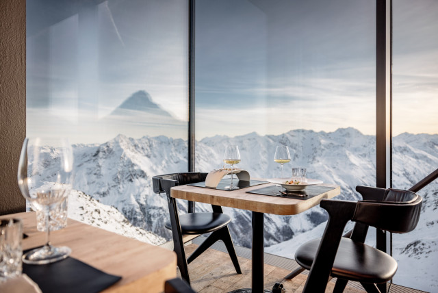 restaurant with glass walls at hotel das central