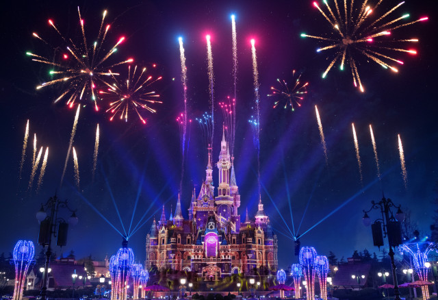 nightime show at disneyland shanghai