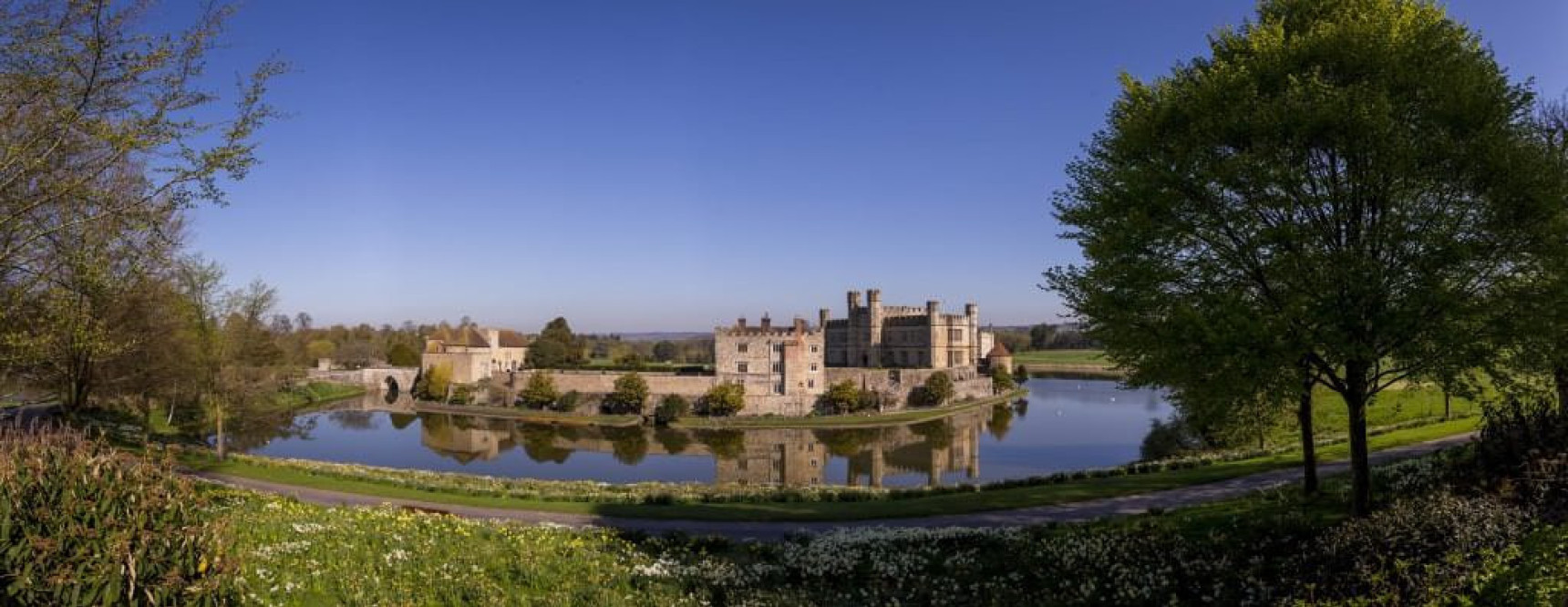 Leeds castle - view over the lake