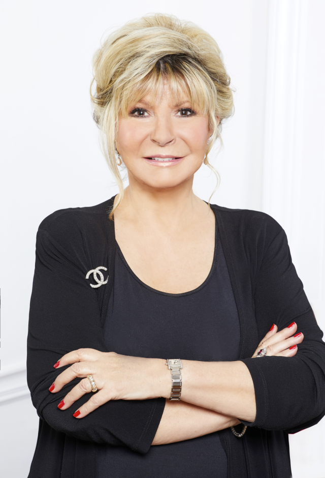 headshot of lesley reynolds
