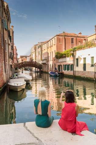 Avani_rio_novo_venice_hotel_lifestyle_city_views_gondola_canal_daylight_vertical_shoot.