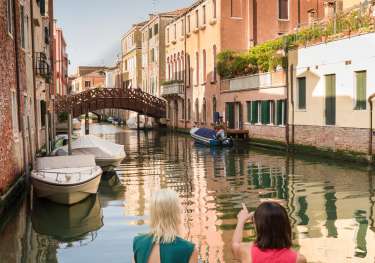 Avani_rio_novo_venice_hotel_lifestyle_city_views_gondola_canal_daylight_vertical_shoot.