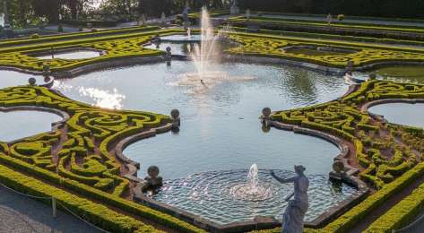 Water feature at blenheim palace .