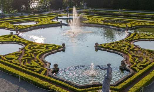 Water feature at blenheim palace .