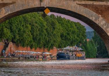 Boat going under bridge in toulouse.