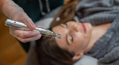 Person getting tweakment in clinic.