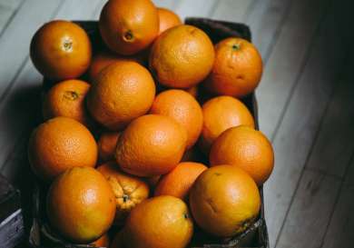 Crate of oranges .