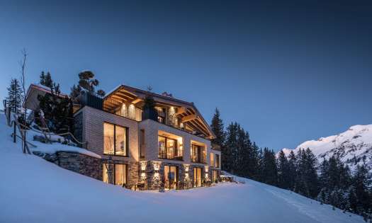 Exterior view of le chalet in the evening.