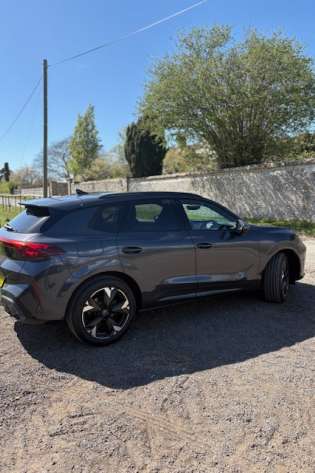 Car parked in sunshine .