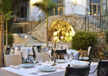 Fine dining outdoor restaurant at hotel.