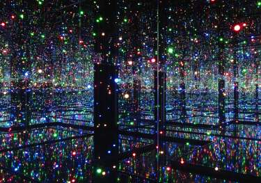 Infinity mirrored room 4 (1).