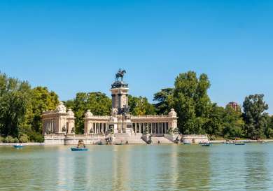 Madrid park with lake in middle.