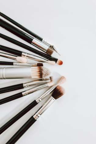 Makeup brushes .