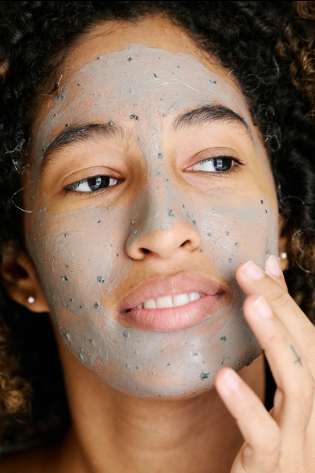 Model face mask unsplash.