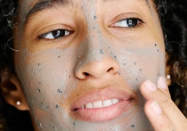 Model face mask unsplash.