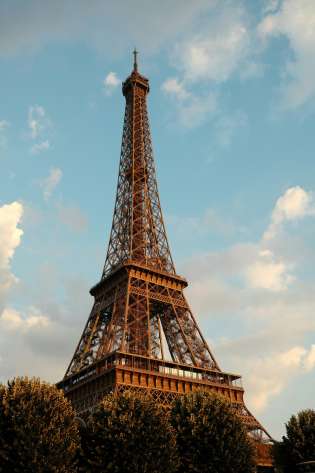 Photo of eiffel tower and blue sky .
