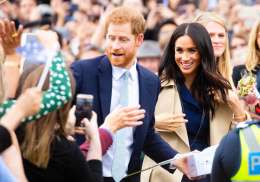 Prince harry and meghan greeting crowds of wellwishers in australia 1675177474.