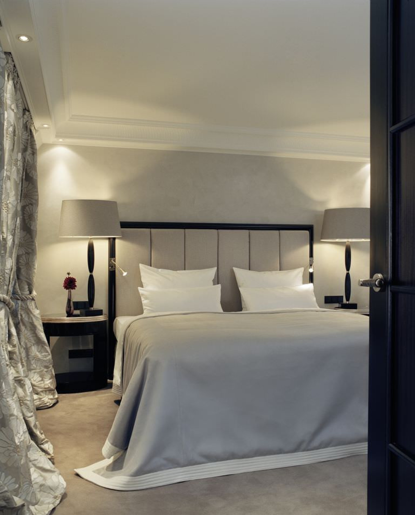 bayerischer-hof:-a-most-luxurious-hotel-in-munich-bedroom-2