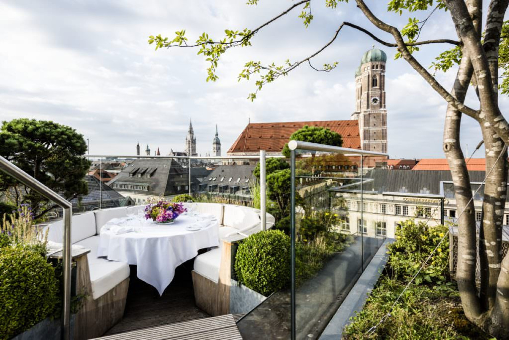 bayerischer-hof:-a-most-luxurious-hotel-in-munich-outside-1