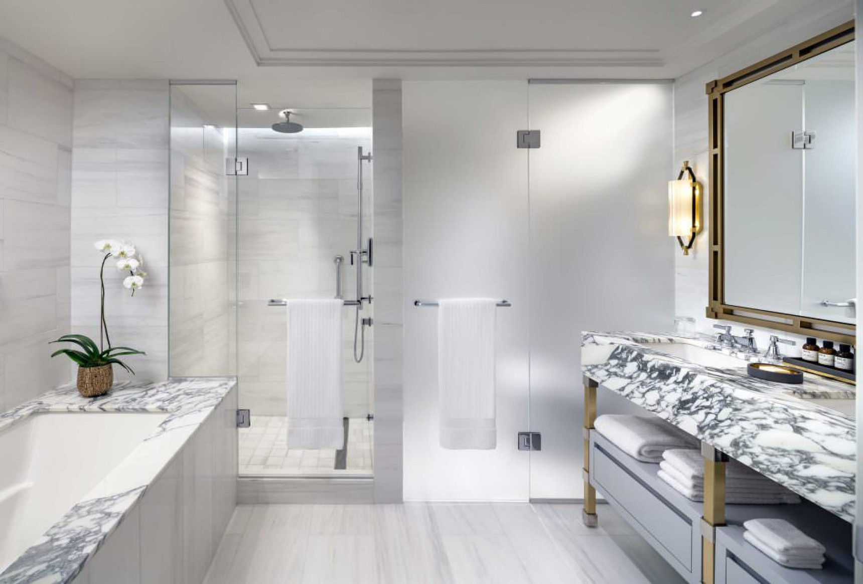 fairmont/fairmont-royal-york-review-bar bathroom