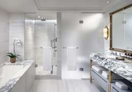 Fairmont/fairmont-royal-york-review-bar bathroom.