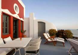Santorini traditionalism   ikies hotel review outside.